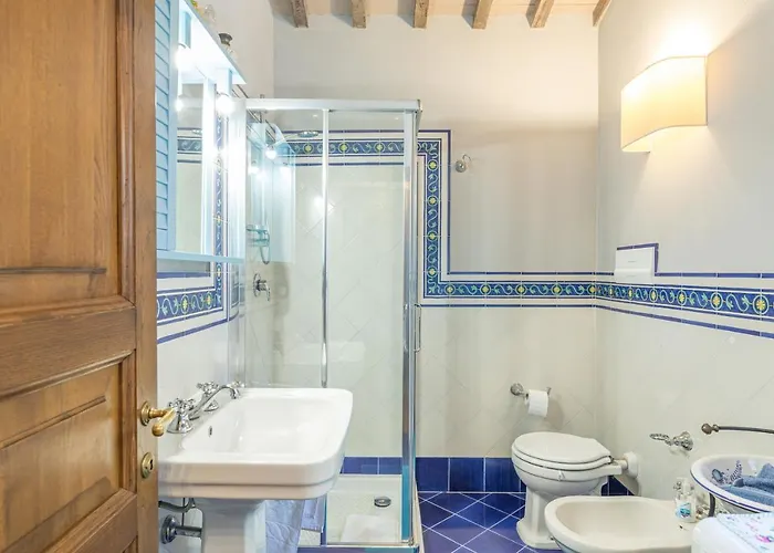 La Capannina 2&2, Emma Βίλα