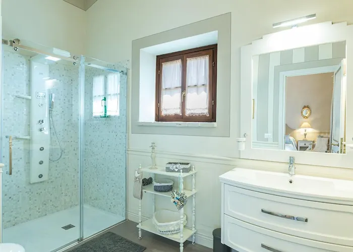 La Capannina 2&2, Emma Βίλα *